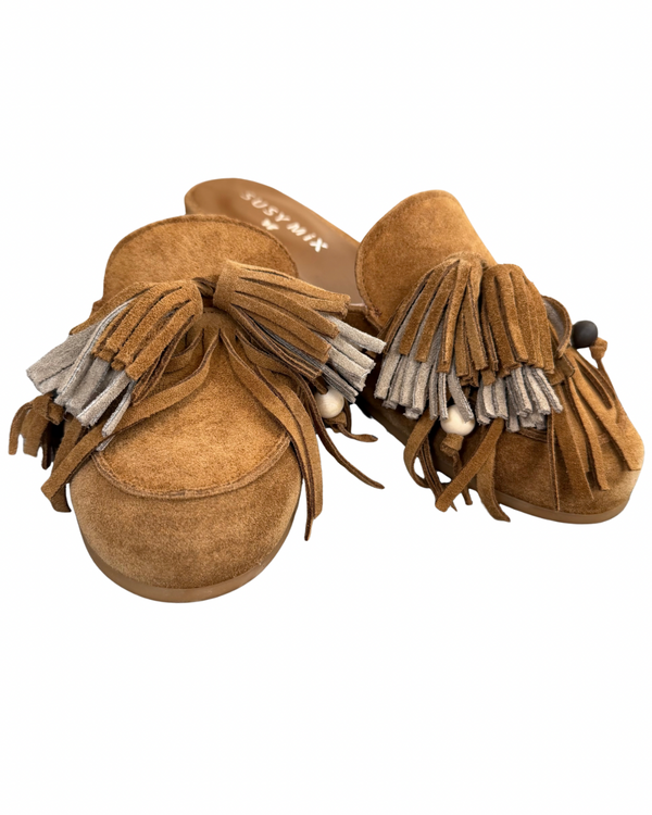 Susy Mix - Sabot camoscio con nappine - cuoio