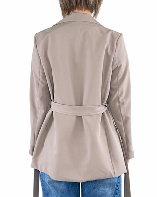Habiti - Blazer con cinturón - BARRO