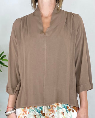 Nanebi - Blusa scollo V fluida - TABACCO