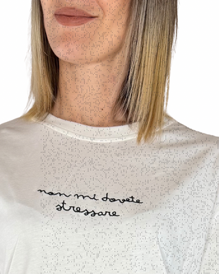 Habiti t-shirt Non mi dovete stressare nera - dettaglio ricamo