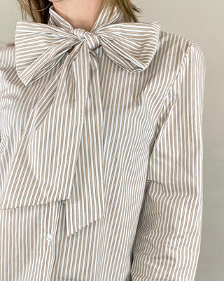 Habiti – Regular Bow Shirt – SCHLAMM