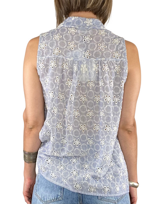 Vicolo - Camicia a righine smanicata in sangallo - AZZURRO
