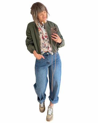 Bomber nylon + Camicia tencel + Jeans barrel + Sneaker