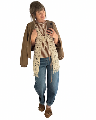 Kurtka bomber nylon + Kamizelka szydełkowa + T-shirt w paski + Jeansy typu barrel