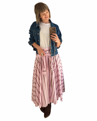 Spódnica koszulowa + Podstawowy T-shirt + Kurtka jeansowa